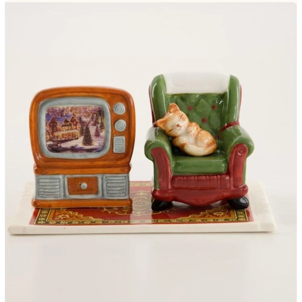 Cracker Barrel Vintage TV and Cat Ceramic Salt and Pepper Set Holiday Christmas